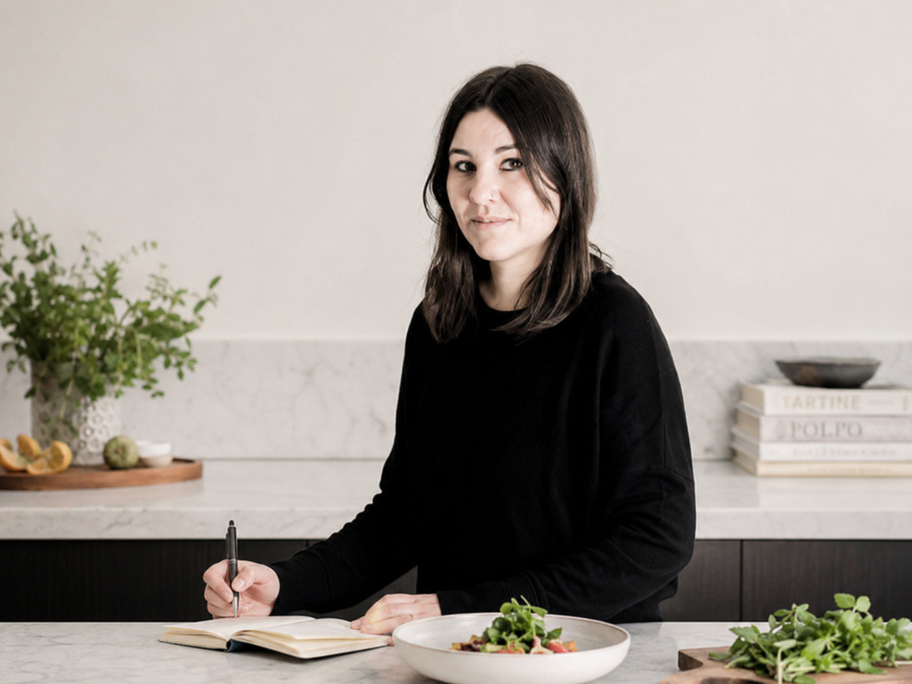 Elisenda Martí trabajando en un proyecto de comunicación gastronómica