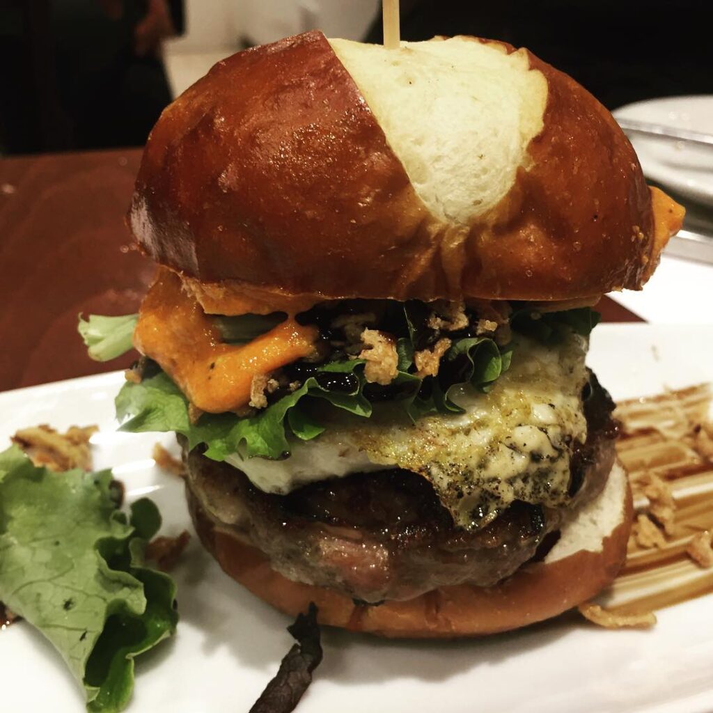 Hamburguesa gourmet emplatada